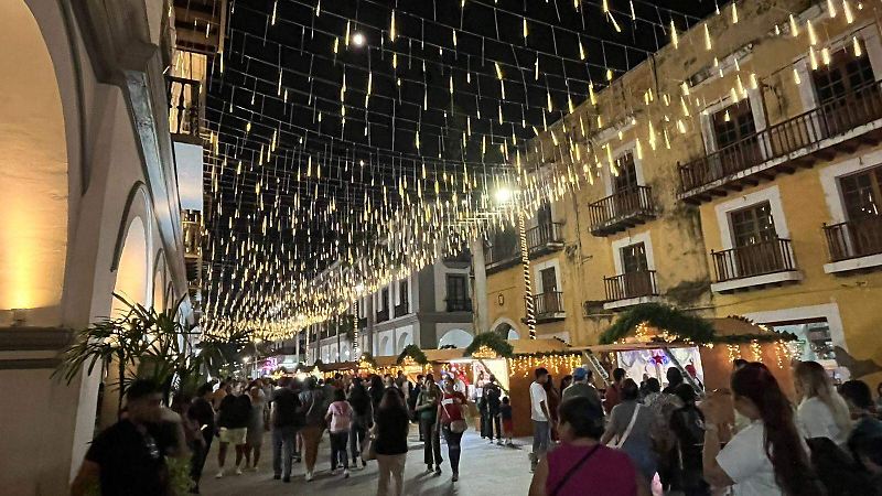Iluminan el zócalo de Veracruz